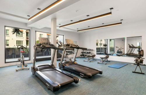 Stylish 2BD Haven with Scenic DTLA Views and Parking - Foto 7