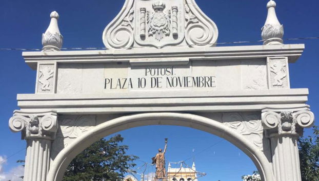 Entrada a la Plaza del 10 de Noviembre