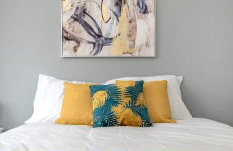 Beautiful Orpington Home w Pool Table and Driveway - Photo 66