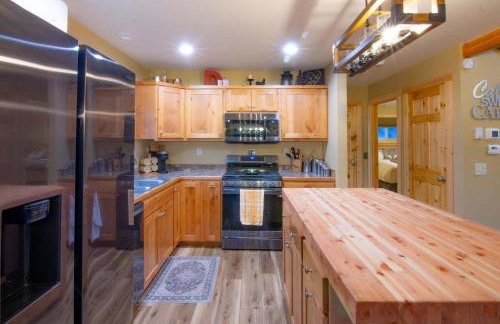 Stunning Salmon Riverfront Cabin - Foto 3