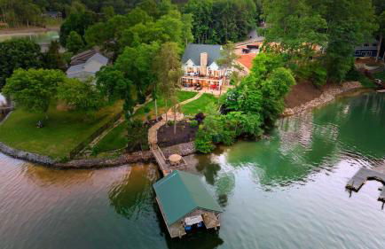 Spacious Waterfront Home on Lake Norman with Firepit Views and Dock Access - Foto 2