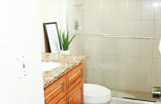 4-bedroom pool house in peaceful Sunrise with AC, WiFi, King bed - Foto 9