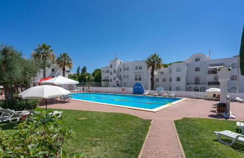 Elegant Flat with Pool & Balcony by HostWise - Foto 1