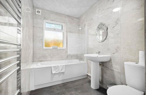 Stylish 3 Bedroom House - Garden - Pool Table - Parking 165M - Foto 9