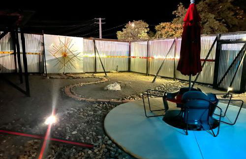 SPACE CASTLE: a 1950s Gas Station transformed into an Art Themed Wonderland - Foto 37