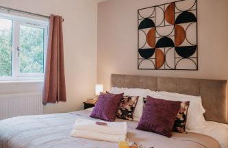 Spacious 4-bed Ample Parking Fast WiFi Contractor Family Friendly - Photo 9