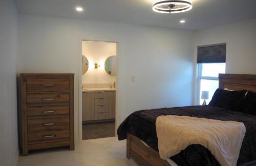 Luxury 3BR, 2BA Newly Renovated with Huge Backyard - Photo 7