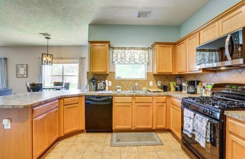 Fish and Hike Pet-Friendly Humble Home with Yard - Foto 10