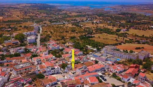 Amazing Home with Balcony & Barbecue - Photo 2