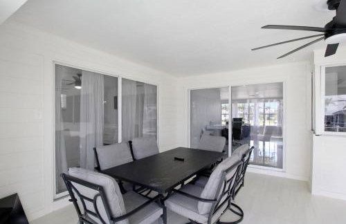 Chic & modern canal-front retreat with private pool - Azure Tides - Photo 21