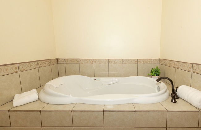 LUXURIOUS 5-Br Acreage | Year-Round Heated Pool & HotTub | Mtn View | Pool Table - Foto 26