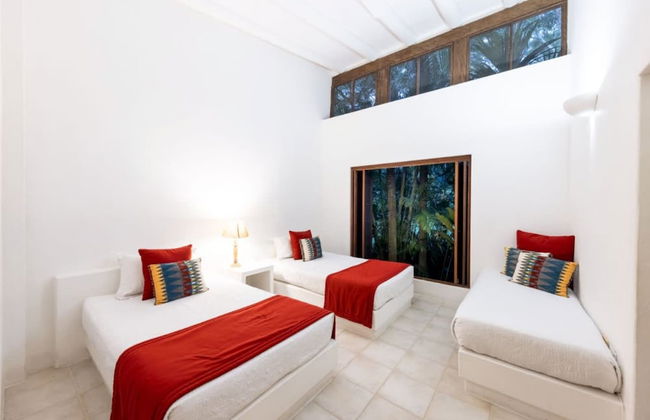 w Spacious 5BR Villa at Mesa de Yeguas - Photo 10