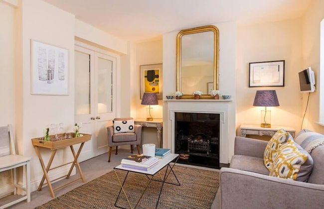 Delightful 2 Bed in Notting Hill - Near the Tube - Photo 2