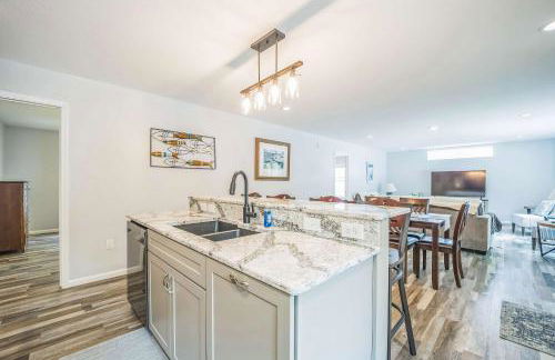 Spacious 3BR Lakefront Cottage with Stunning Views - Foto 10