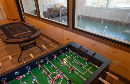 Luxury 12-Bedroom Cabin with Indoor Pool, Hot tub & Movie Theater, Sleeps 36 - Foto 24