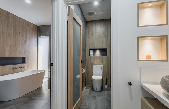 Luxe Home by the BnB Collection - Photo 18