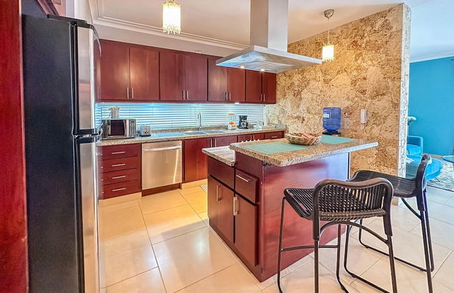 Incredible 3 BR Penthouse w BBQ Jacuzzi - Photo 27