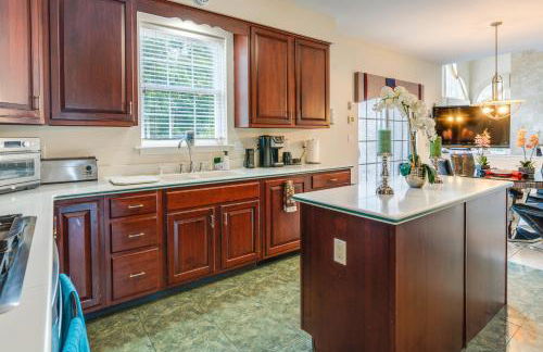 Centrally Located Family Home with Pool - Foto 8