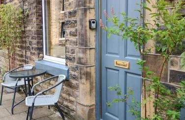 The Cobbles - Central, Parking, Netflix & Woodburner - Photo 1