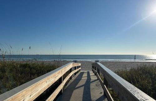 117 Cocoa Beach Club Direct Oceanfront Next to Pier, Dog Friendly! - Foto 15