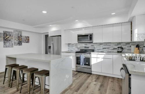 Wonderful 3 Bedroom Home Perfect for Getaway - Photo 11