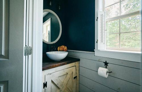 Bear House Catskills Cabin- Private Pool, Pond, Hot Tub, Dog-Friendly Sleeps 9 Adults - Foto 12