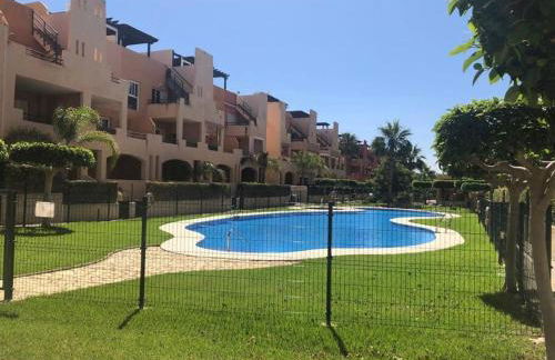 Bajo con jardín a pie de playa y piscina comunitaria con jacuzzi - Foto 9