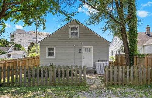 3BR 2BA Derby Home Walk to Churchill Free Parking - Foto 56