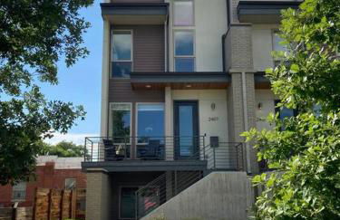 Upscale Townhome w/ Stunning Rooftop Views - Foto 7