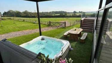 Luxury Lake Front Escape With Hot Tub - Foto 2, sunbed, Garden view