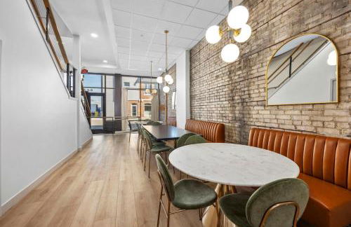 Centrally located private king suite - Foto 9