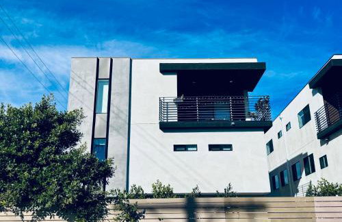 Cozy Chamber 3 BR Hollywood Townhouse - Photo 1