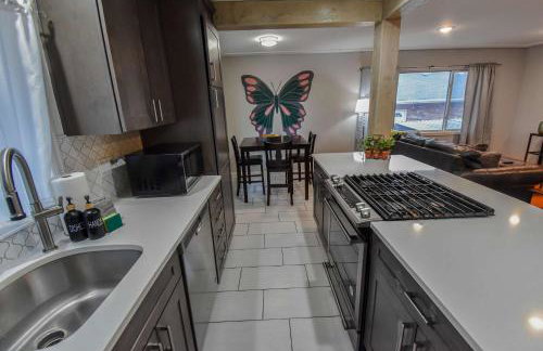 Enchanting Upper Unit with City Charm - Foto 13