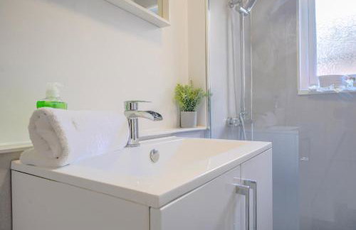 Stunning 2 Bedroom 6 Guest Flat by Anfield Stadium - Photo 12