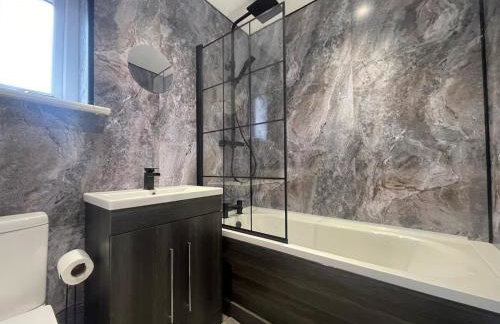 3 Bedroom New House Sleeps 5 with FREE Parking&WiFi -C - Foto 11