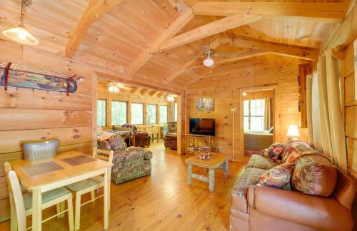 All-Season Sunroom and Hot Tub Marion Cabin Retreat - Foto 1