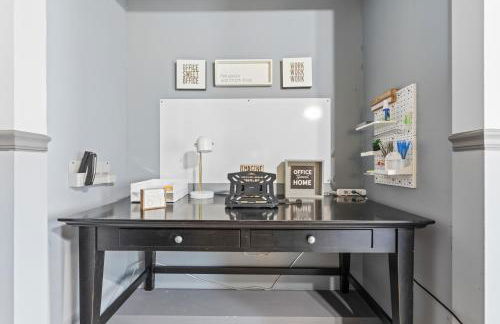 Luxe Suite with Pool Table, King Bed, 3 TVs, & Free Parking - Foto 21