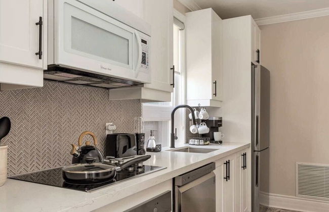 Casa Leslieville - 2BR Suite w LRG Patio - Photo 10