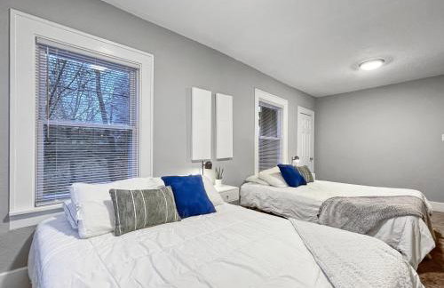 Roomy 4BR by Drake Sleeps 13 HUGE yard - Foto 9