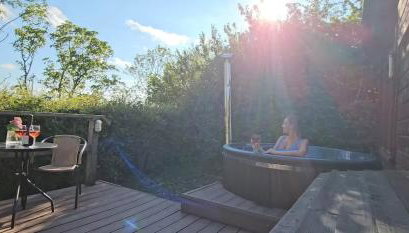 The Woodland Lodge - Wood Fired Hot Tub and Firepit - Foto 5