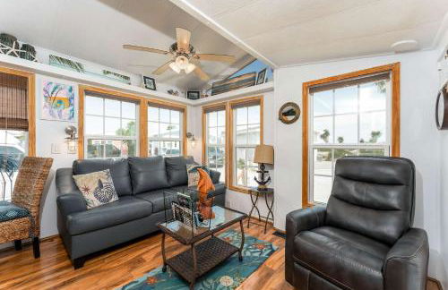 Charming 1BR Waterfront Retreat with Private Patio - Foto 8