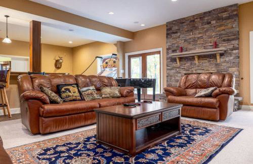 Riverbend Lodge Spacious Riverfront Home with Hot Tub Pool & Mountain view - Foto 70