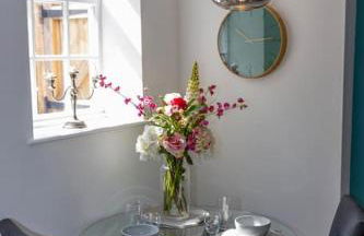 Central Medieval Grid Unique home with Gated parking - Foto 21