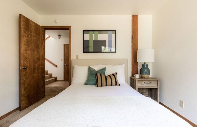 Wolfe by Avantstay 5mins Northstar w Hot Tub Fireplace 2 Private Decks - Photo 23