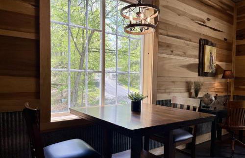 Romantic Cottage w Hot Tub & Views - Photo 10