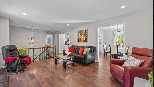 Stylish 4BR Getaway with Game Room, Grills & Cozy Outdoor Fire-Pit - Foto 3