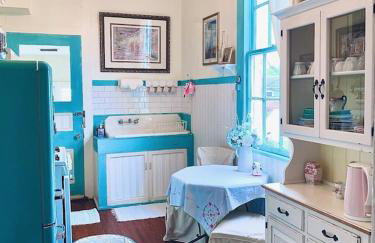 4BR 3 BA HUGE, Balcony, Cemetery, Streetcar sleeps 8! - Photo 48