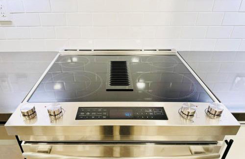 Modern 2BR Guest Suite with Kitchen, Free Parking, Fire Pit - 10 mins to SJC - Photo 16