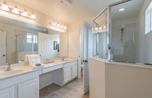 4BR Bella Vida Lakeview Pool Townhome - Photo 14