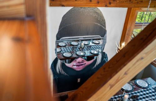 Walk to Village! Stunning timber chalet! Hot-Tub, Bonfire & more! - Foto 17